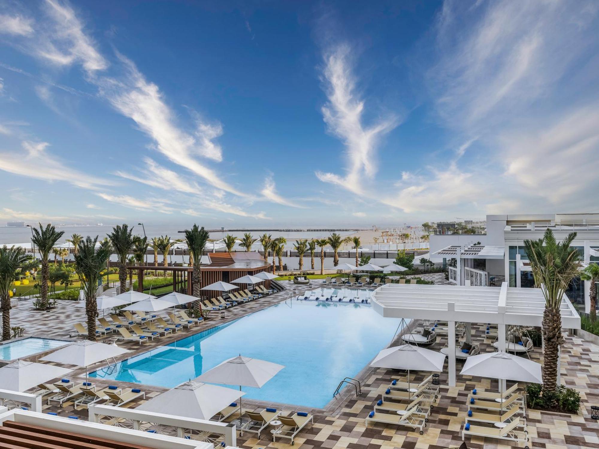 Rixos Gulf Hotel Doha Exterior foto The swimming pool at the hotel